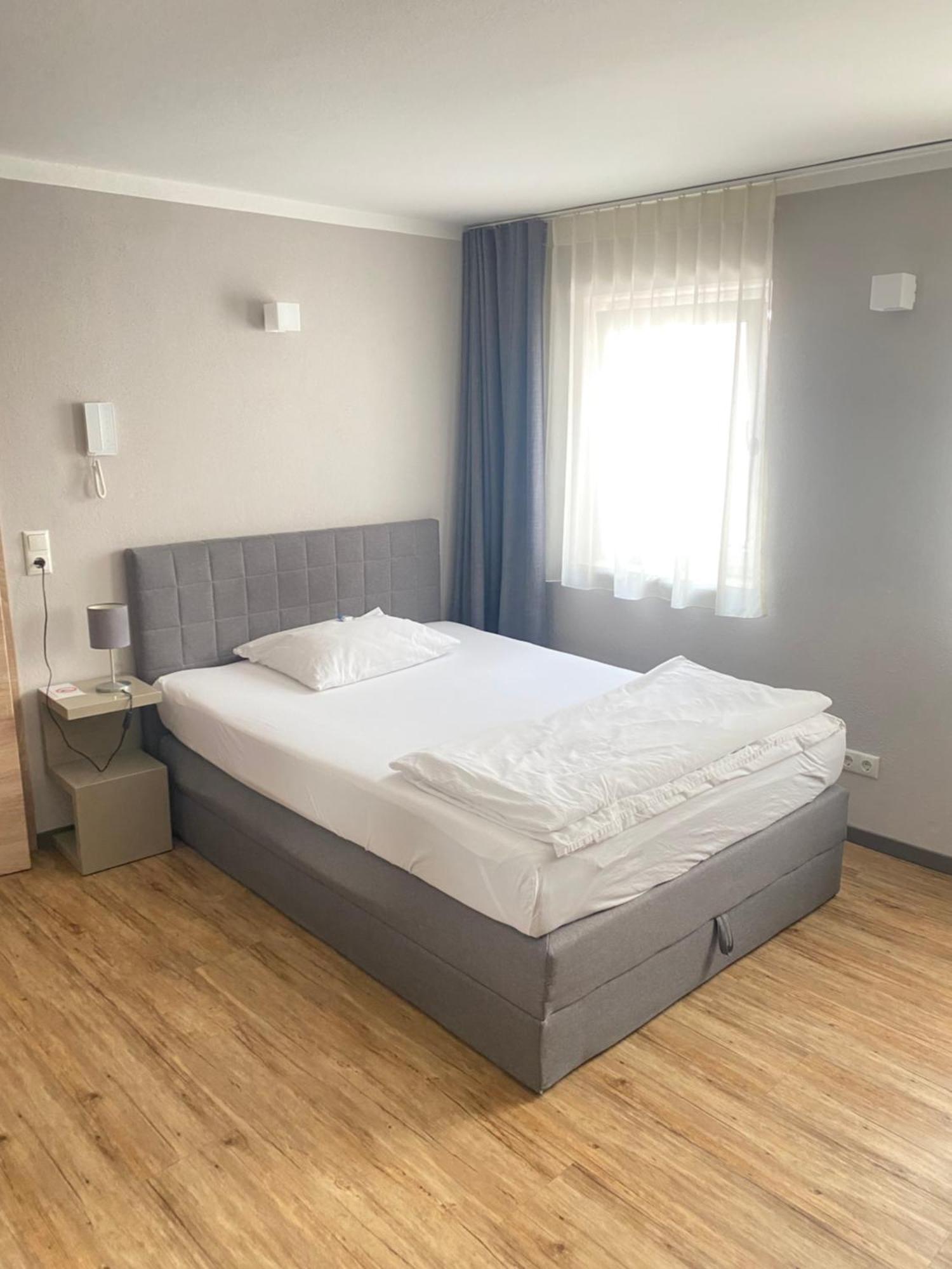 Motel Q - Das Kleine Stadthotel Dingolfing Luaran gambar